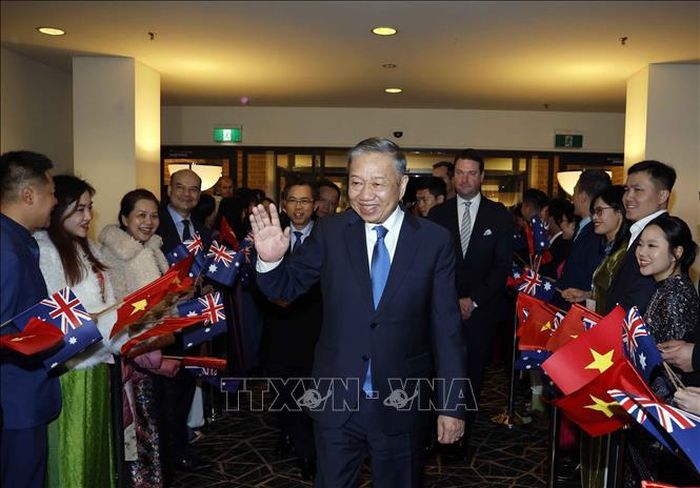 Cán bộ, nhân viên Đại sứ quán, cộng đồng người Việt Nam tại Australia đón Tổng Bí thư, Chủ tịch nước Tô Lâm. Ảnh: Thống Nhất/ TTXVN