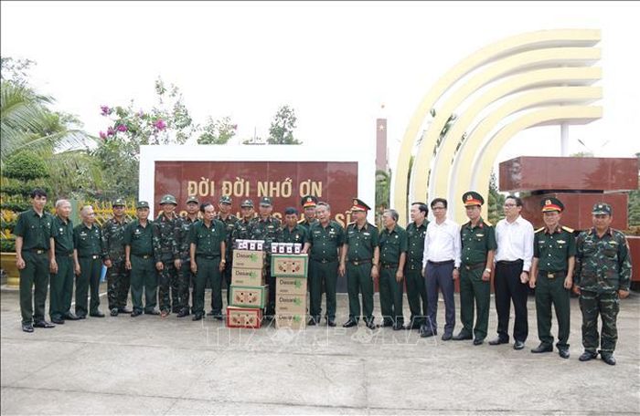 Đoàn công tác Cựu chiến binh tỉnh Lâm Đồng thăm, tặng quà động viên cán bộ, chiến sĩ, đang làm nhiệm vụ tại Nghĩa trang liệt sĩ Bình Thuận (Lâm Đồng) vào chiều 10/8.