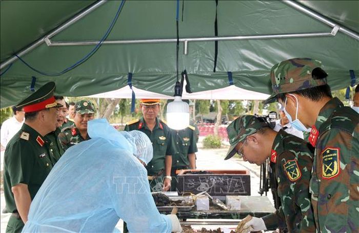Thiếu tướng Đinh Hồng Tiếng, Uỷ viên Ban Thường vụ Tỉnh uỷ, Chỉ huy trưởng Bộ Chỉ huy quân sự tỉnh Lâm Đồng, đã đến kiểm tra trực tiếp công tác lấy mẫu từng tổ.