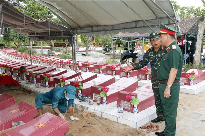 Thiếu tướng Đinh Hồng Tiếng, Chỉ huy trưởng Bộ Chỉ huy quân sự tỉnh Lâm Đồng kiểm tra công tác thu nhận mẫu tại đêm tại Nghĩa trang liệt sĩ Bình Thuận, xã Hồng Sơn, tỉnh Lâm Đồng.