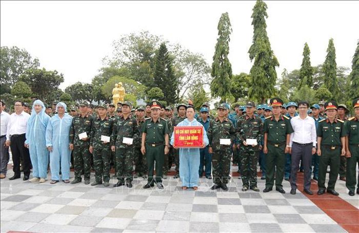 Thiếu tướng Đinh Hồng Tiếng, Uỷ viên Ban Thường vụ Tỉnh uỷ, Chỉ huy trưởng Bộ Chỉ huy quân sự tỉnh Lâm Đồng cùng đoàn công tác tặng quà động viên các cán bộ, chiến sĩ nhiệm vụ khai quật, lấy mẫu sinh phẩm tại Nghĩa trang liệt sĩ Bình Thuận (Lâm Đồng).