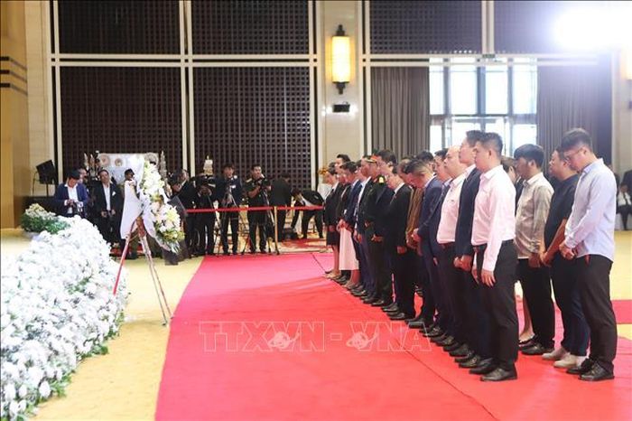 Hội Doanh nghiệp Việt Nam tại Lào đặt vòng hoa, dành một phút tưởng niệm cố Chủ tịch Quốc hội Lào Xaysomphone Phomvihane. Ảnh: Xuân Tú/TTXVN