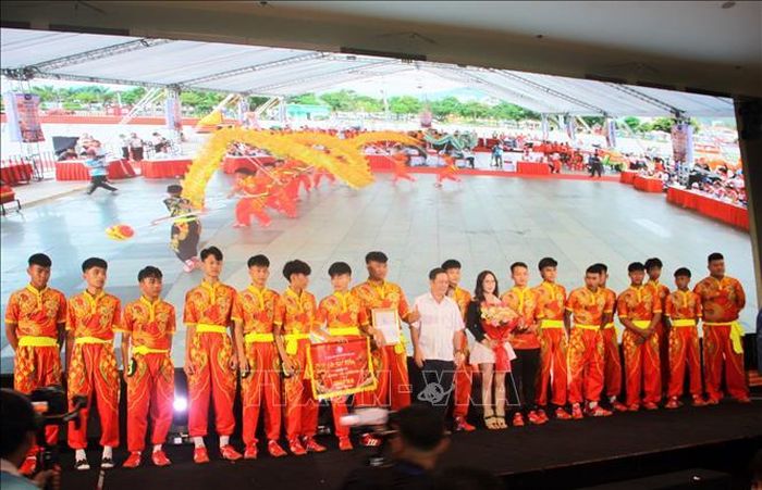 Ban tổ chức trao thưởng cho các đoàn đạt giải tại liên hoan.