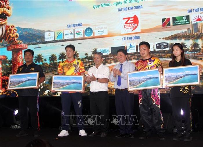 Ban tổ chức tặng quà cho các nhà tài trợ đồng hành cùng liên hoan.