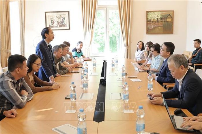 PGS. TS. Nguyễn Văn Tùng, Thành viên Hội đồng thành viên NXBGDVN phát biểu tại buổi làm việc với Đại sứ quán Việt Nam.