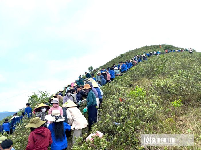 Sát cánh cùng người dân trên sườn núi dốc, ông Trần Văn Phi – Chủ tịch UBMTTQ xã Lam Thành cho biết: "Công trình mang ý nghĩa đặc biệt hướng tới kỷ niệm 81 năm Cách mạng Tháng Tám thành công và Quốc khánh nước Cộng hòa xã hội chủ nghĩa Việt Nam. Dù mệt và thời tiết nắng mưa thất thường, nhưng với sự chung sức của hàng nghìn người thuộc nhiều đoàn thể, chúng tôi quyết tâm sẽ hoàn thành công trình đúng tiến độ trước ngày 2/9” – ông Phi nhấn mạnh.