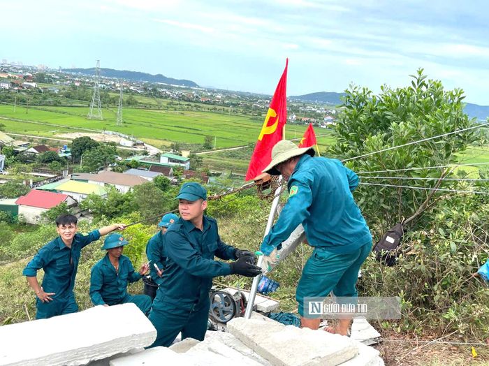 Song song với việc tái tạo dòng chữ “BÁC HỒ SỐNG MÃI”, xã Lam Thành còn dự kiến hoàn thành công trình cột cờ trên đỉnh Núi Nhón trước ngày 2/9. Sự kết hợp giữa lá cờ Tổ quốc tung bay nơi đỉnh núi và dòng chữ tri ân sâu sắc bên sườn vách đá sẽ tạo nên một quần thể công trình lịch sử - văn hóa đặc biệt. Đây không chỉ là món quà ý nghĩa chào mừng Ngày Tết Độc lập, mà còn là biểu tượng kiêu hãnh về lòng yêu nước, tinh thần đại đoàn kết được khắc ghi vào lòng đất mẹ của quân và dân Lam Thành.