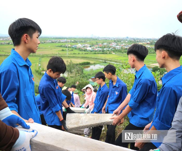 Góp sức trong "dây chuyền người" lên núi Nhón, em Chu Minh Tuấn (học sinh Trường THPT Phạm Hồng Thái) chia sẻ: “Dù thấm mệt sau chặng đường dốc, em vẫn thấy vô cùng ý nghĩa khi được tận tay đưa những tấm bê tông lên núi phục dựng dòng chữ tri ân Bác. Là người con của quê hương Lam Thành, em muốn đóng góp chút sức trẻ để công trình nhanh chóng hoàn thiện”.