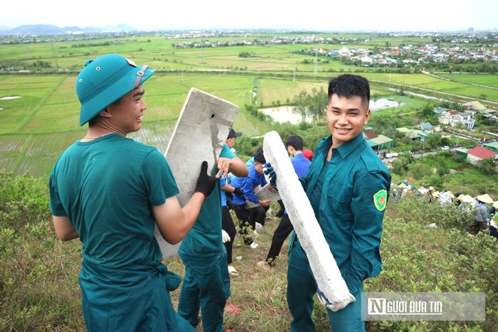 Toàn bộ công trình dự kiến sử dụng 2.000 tấm bê tông đúc sẵn, chia làm hai giai đoạn triển khai: giai đoạn 1 hoàn thành đổ 1.500 tấm và giai đoạn 2 tiếp tục đổ thêm 500 tấm để đi vào hoàn thiện. Đáng chú ý, mỗi tấm bê tông đều có kích thước dài khoảng 80cm, rộng 20cm và nặng trên 20kg.
