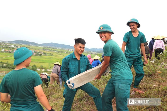 Đến thời điểm hiện tại, công trình ý nghĩa này đã chính thức bước vào giai đoạn nước rút. Trên sườn núi dốc, các lực lượng vừa tập trung vận chuyển vật liệu, vừa khẩn trương lắp ghép những tấm bê tông nặng trịch vào đúng vị trí để định hình từng nét chữ thiêng liêng.