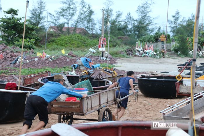 Nghề biển chưa bao giờ hứa trước một chuyến ra khơi sẽ đầy khoang hay trắng tay. Ngư dân xứ Nghệ phó thác vào con nước, thời tiết và cả may rủi. Nhưng sau mỗi chuyến biển, dù lộc đầy hay vơi, họ vẫn lặng lẽ trở về, thu xếp ngư cụ và chờ một bình minh khác để lại ra khơi, mang theo hy vọng về một chuyến biển bình yên.