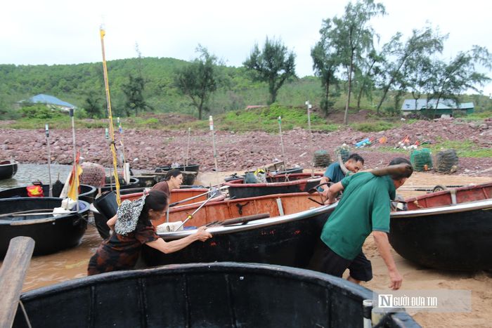 Cập bến sau một đêm dài lênh đênh, sự mệt mỏi của ngư dân dường như tan biến trước tình làng nghĩa xóm thiêng liêng. Họ cùng nhau ghé vai gánh thuyền lên bến an toàn, san sẻ từng công việc nặng nhọc. Không chỉ nương tựa vào nhau bằng sức lực, chính những lời động viên, an ủi chân tình cũng là động lực giúp những người đi câu thuyền thúng kiên cường vượt lên tất cả để bám biển mưu sinh.