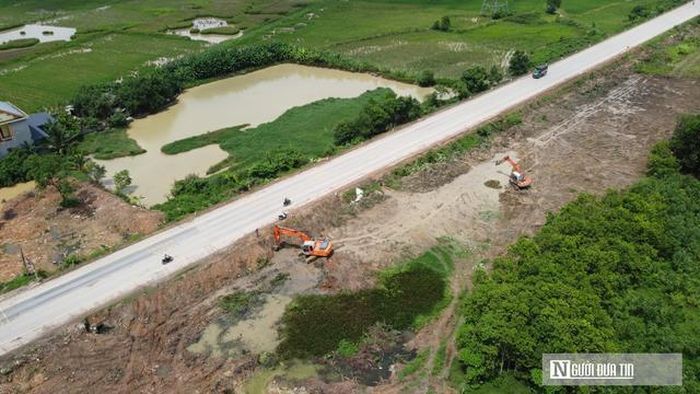 Máy móc đang giải tỏa mặt bằng trên công trường.