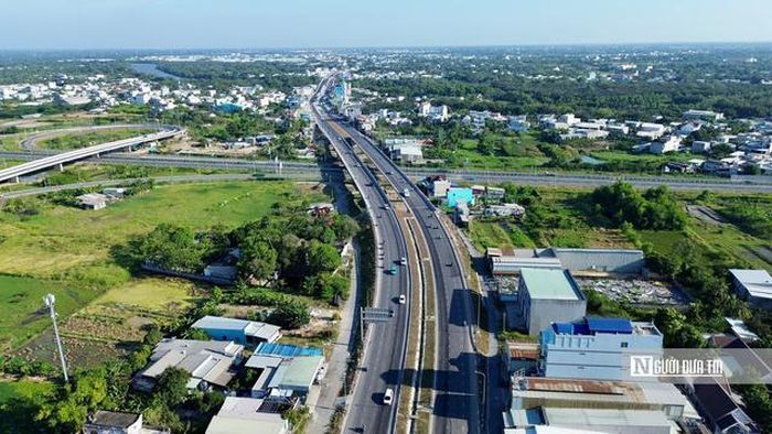 Từ hàng chục năm qua, Quốc lộ 50 đoạn qua Tp.HCM nhỏ hẹp, trong khi đây là đoạn đường có rất nhiều phương tiện giao thông lưu thông qua lại và là tuyến độc đạo đi qua bãi rác Đa Phước (khu liên hợp xử lý rác thải lớn nhất Tp.HCM) nên gây cản trở lớn cho việc lưu thông và chuyên chở hàng hóa. Do đó, việc Quốc lộ 50 hoàn thành việc mở rộng và đưa vào khai thác thời gian tới sẽ tăng kết nối giao thông, kinh tế giữa Tp.HCM, Tây Ninh cùng các tỉnh miền Tây.