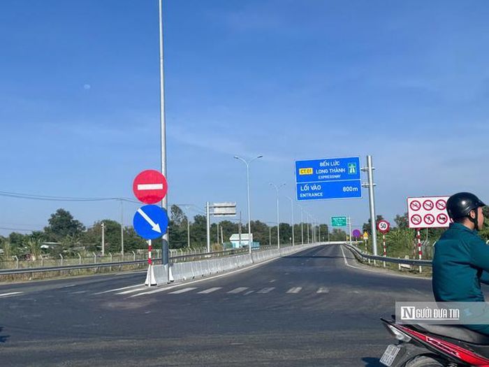Cùng với đó là nút giao với cao tốc Bến Lức - Long Thành và cầu Bà Lớn cũng đã hoàn thành 100% khối lượng. Trên toàn tuyến đã cho xe lưu thông hai chiều, vướng mắc duy nhất chỉ còn lại một vài hạng mục nhỏ tại cầu Ông Thìn mới và phần hạng mục gia cường cầu hiện hữu vẫn đang triển khai.