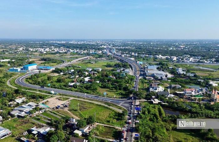 Nút giao giữa Quốc lộ 50 và đường song hành nhìn rất khang trang.