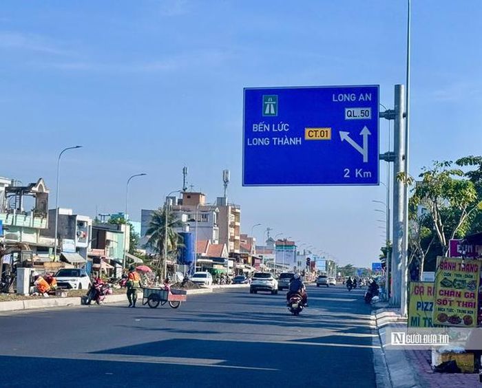 Hiện các hạng mục như vỉa hè, cây xanh, hệ thống chiếu sáng và hệ thống biển báo đã được triển khai xong.