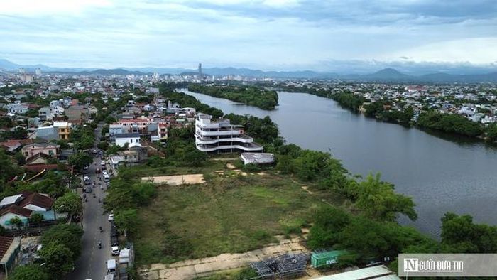 Khu đất rộng hơn 12.000m2 nằm vị trí thuận lợi ven bờ sông Hương.