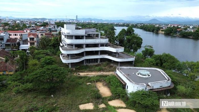 2 hạng mục thi công dang dở trên khu đất.