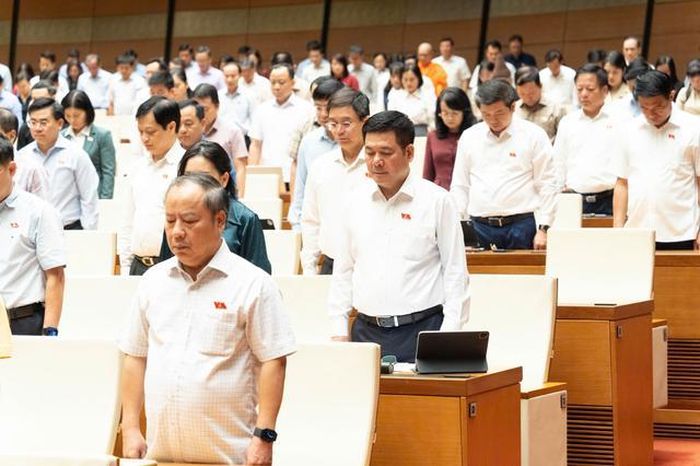 Các đại biểu Quốc hội đã dành một phút mặc niệm tưởng nhớ Chủ tịch Quốc hội Lào (Ảnh: Media Quốc hội).