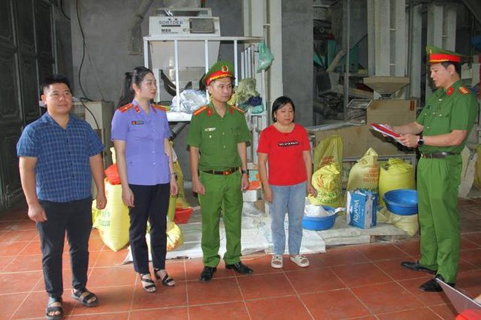 Cơ quan CSĐT Công an tỉnh Lào Cai ra quyết định khởi tố vụ án hình sự, khởi tố 2 bị can về tội Sản xuất, buôn bán hàng giả là lương thực. Ảnh: Công an tỉnh Lào Cai