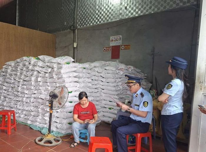 Chi cục Quản lý thị trường phát hiện hộ kinh doanh Quân Lan đang đóng gạo vào bao bì Gạo Séng Cù Mường Khương. Ảnh: Công an tỉnh Lào Cai.
