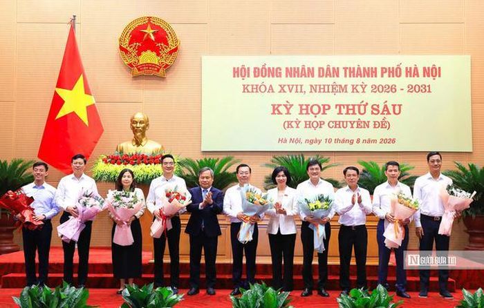 HĐND thành phố miễn nhiệm chức vụ Ủy viên UBND thành phố với 11 lãnh đạo sở, ngành.