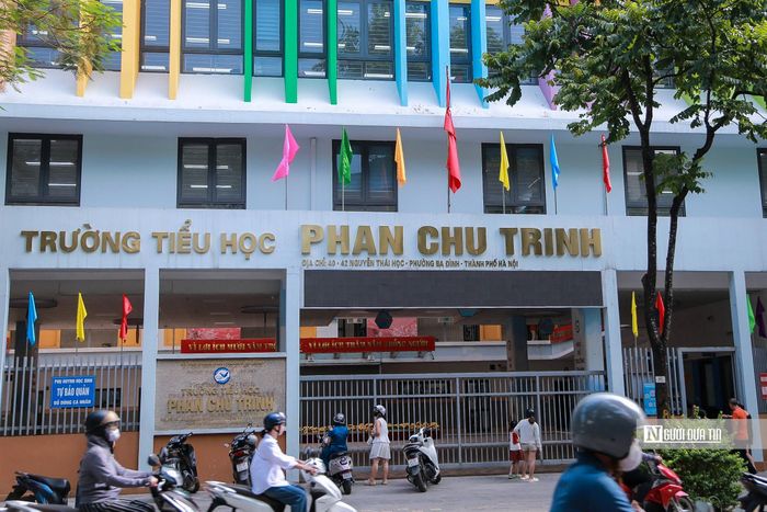 Không khí tưởng niệm Chủ tịch Quốc hội Lào Saysomphone Phomvihane được thể hiện trang trọng.