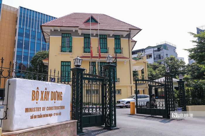 Việc treo cờ rủ được thực hiện trang trọng, đồng bộ tại các trụ sở cơ quan nhà nước, thể hiện sự tiếc thương sâu sắc của Đảng, Nhà nước và nhân dân Việt Nam trước sự ra đi của Chủ tịch Quốc hội Lào Saysomphone Phomvihane.