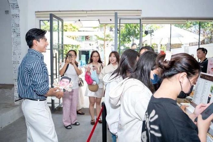 Nam diễn viên có mặt trong ngày đầu khai trương để giao lưu cùng khách. Ảnh: Hansoo Cafe.