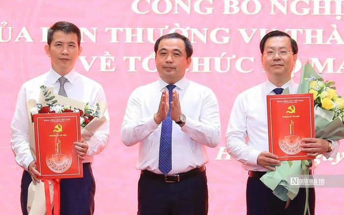 Ông Phạm Tuấn Long (trái) giữ chức giám đốc Sở Văn hóa, Thể thao và Du lịch, ông Võ Nguyên Phong (phải) giữ chức giám đốc Sở Xây dựng.