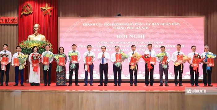 Bí thư Thành ủy Hà Nội Trần Đức Thắng tặng hoa chúc mừng các cán bộ được bổ nhiệm.