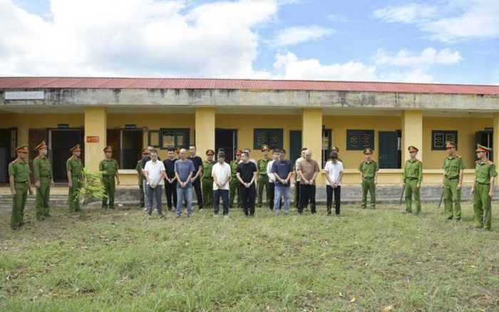 Các đối tượng trong đường dây bị bắt giữ tại cơ quan công an (Ảnh: Công an tỉnh Quảng Trị).
