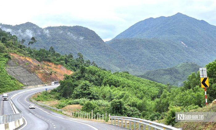 Tuyến cao tốc La Sơn - Hòa Liên đã hoàn thành khoảng 97% khối lượng, nhiều đoạn mặt đường và hạng mục an toàn giao thông đã thành hình.
