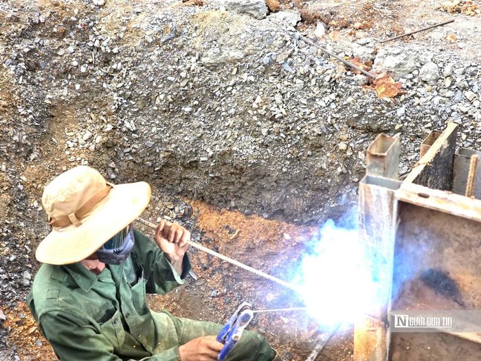 Tại Km50+700, nhà thầu thi công cầu cạn để xử lý điểm sạt trượt nghiêm trọng, trong điều kiện mặt bằng hẹp.