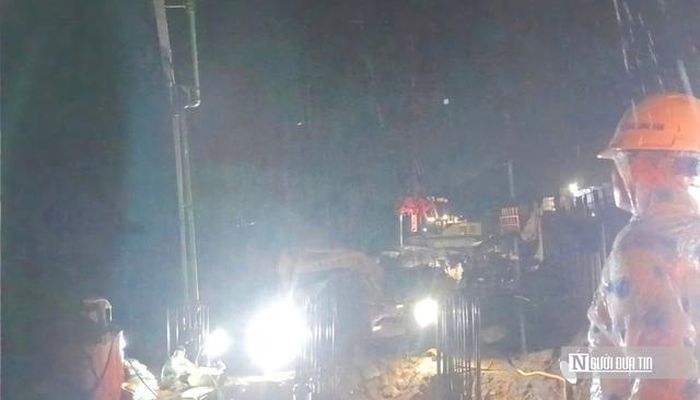 Công nhân tranh thủ thi công ban đêm, kể cả khi trời mưa, để đẩy nhanh tiến độ những hạng mục cuối trên cao tốc La Sơn - Hòa Liên.