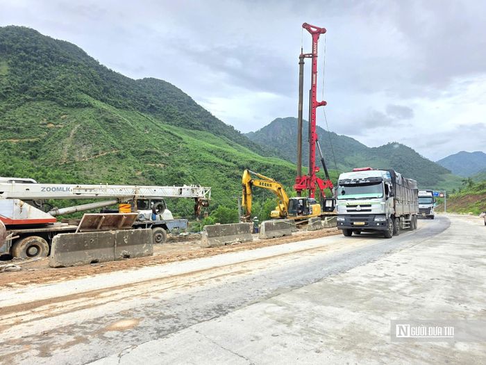 Các mũi thi công tại điểm sạt Km50+700 được triển khai cuốn chiếu nhằm vừa xử lý sạt trượt, vừa bảo đảm phương tiện lưu thông.