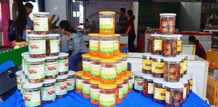Gian hàng sản phẩm OCOP trưng bày ba khía muối.