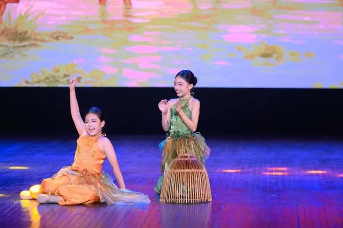 Đại sứ Ruby Tâm Nhi và Subi An Khuê múa bài Đồng Dao.