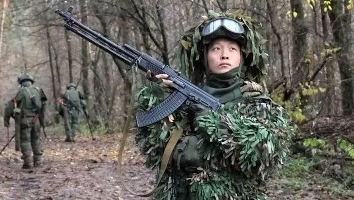 Binh sĩ rà phá bom mìn thuộc Quân đội Nhân dân Triều Tiên tại vùng Kursk của Nga. Ảnh: MW.