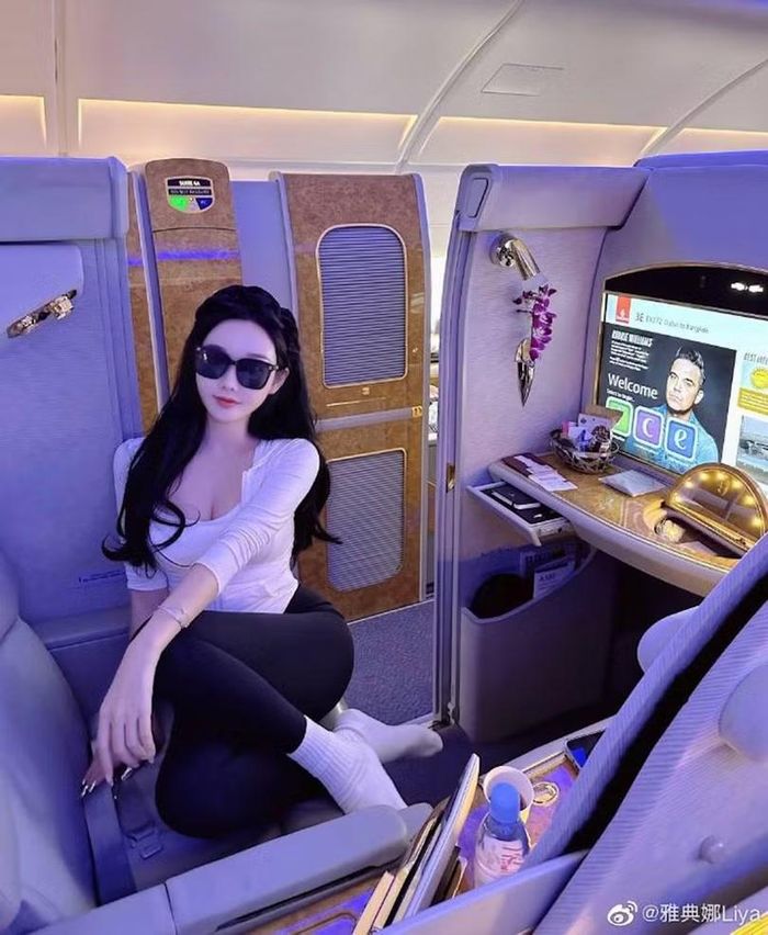 Khổng Lệ Mai trên du thuyền. Ảnh: @Athena Liya.
