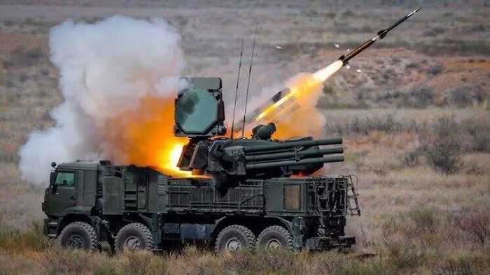 Phóng tên lửa đất đối không từ xe chiến đấu phòng không Pantsir. Ảnh: MW.