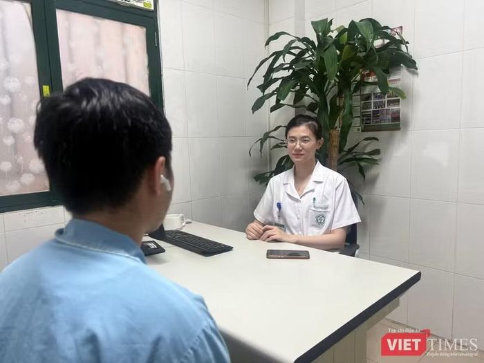 BS Nguyễn Ngọc Trang tư vấn cho một em học sinh bị lo âu học đường trước lúc ra viện. Ảnh: Thanh Hằng.