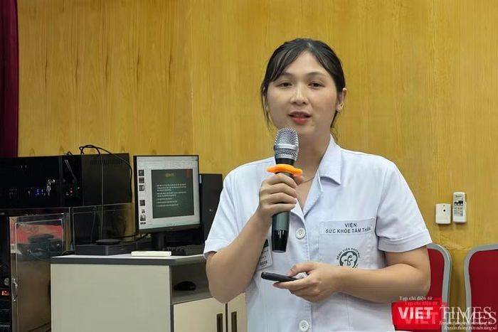BS Kim Anh đưa ra các dấu hiệu nhận diện lo âu học đường. Ảnh: Thanh Hằng.