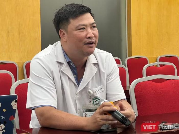 Chuyên gia tâm lý Vũ Văn Toàn khuyến cáo cha mẹ chú ý đến con. Ảnh: Thanh Hằng.