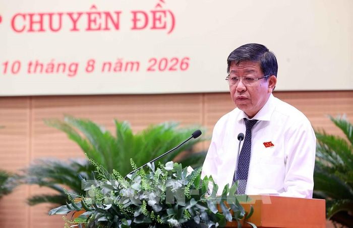 Phó Chủ tịch Thường trực UBND thành phố Hà Nội Dương Đức Tuấn trình bày Tờ trình tại kỳ họp. Ảnh: Văn Điệp - TTXVN