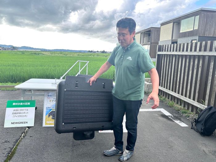 Ông Tetsuya Nakamura cho rằng với trọng lượng chỉ khoảng 6kg, nông dân không gặp nhiều khó khăn khi vận chuyển Aigamo Robo ra ruộng. Ảnh: Nguyễn Tuyến - Pv TTXVN tại Nhật Bản