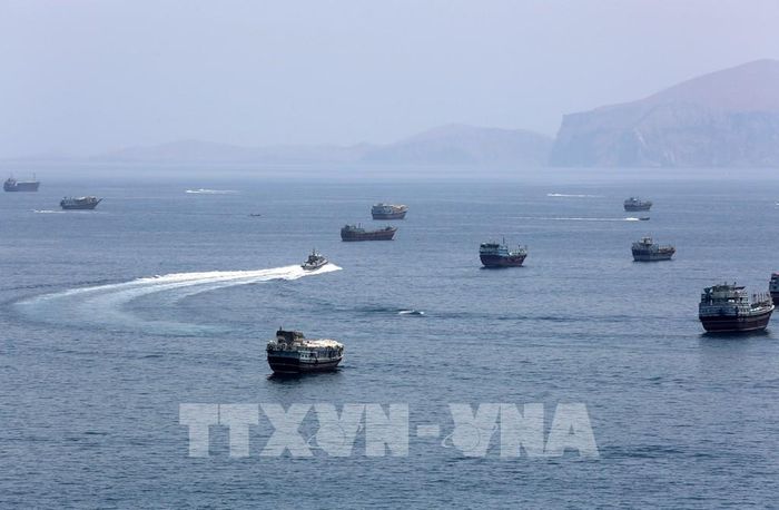 Tàu thuyền di chuyển trên eo biển Hormuz, gần thị trấn Khasab, miền Bắc Oman ngày 20/6/2026. Ảnh: THX/TTXVN phát