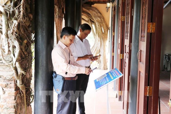 Điểm du lịch thông minh (quét mã QR) ở di tích văn hóa cấp tỉnh đình Tân Đông, xã Tân Đông, tỉnh Đồng Tháp. Ảnh: Hữu Chí - TTXVN