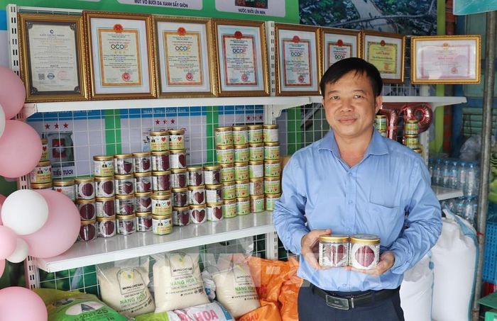 Sản phẩm thanh long sấy khô của Hợp tác xã Thiên Phúc đạt OCOP và có mặt trên các sàn thương mại điện tử. Ảnh: Hữu Chí - TTXVN